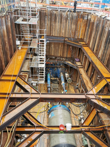 Abbildung 1 Baugrube Mit Haupt Rohrvortriebsmaschine